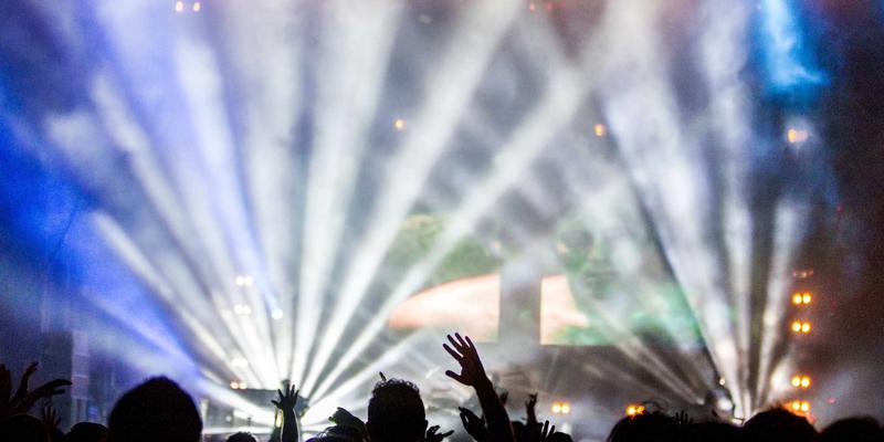 EH201256：企业数字化转型中的网络服务基石——域名注册与服务器托管深度解析