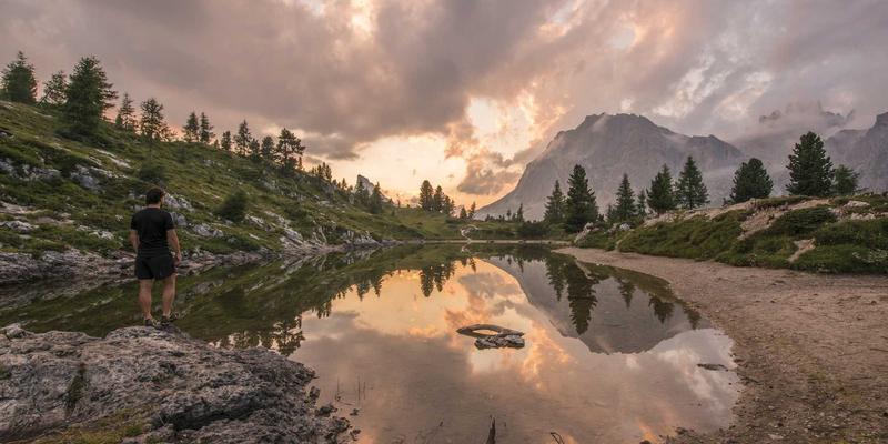 EH2012标准下安全继电器与安全PLC选型集成指南：赋能企业智能安全建站与服务器托管